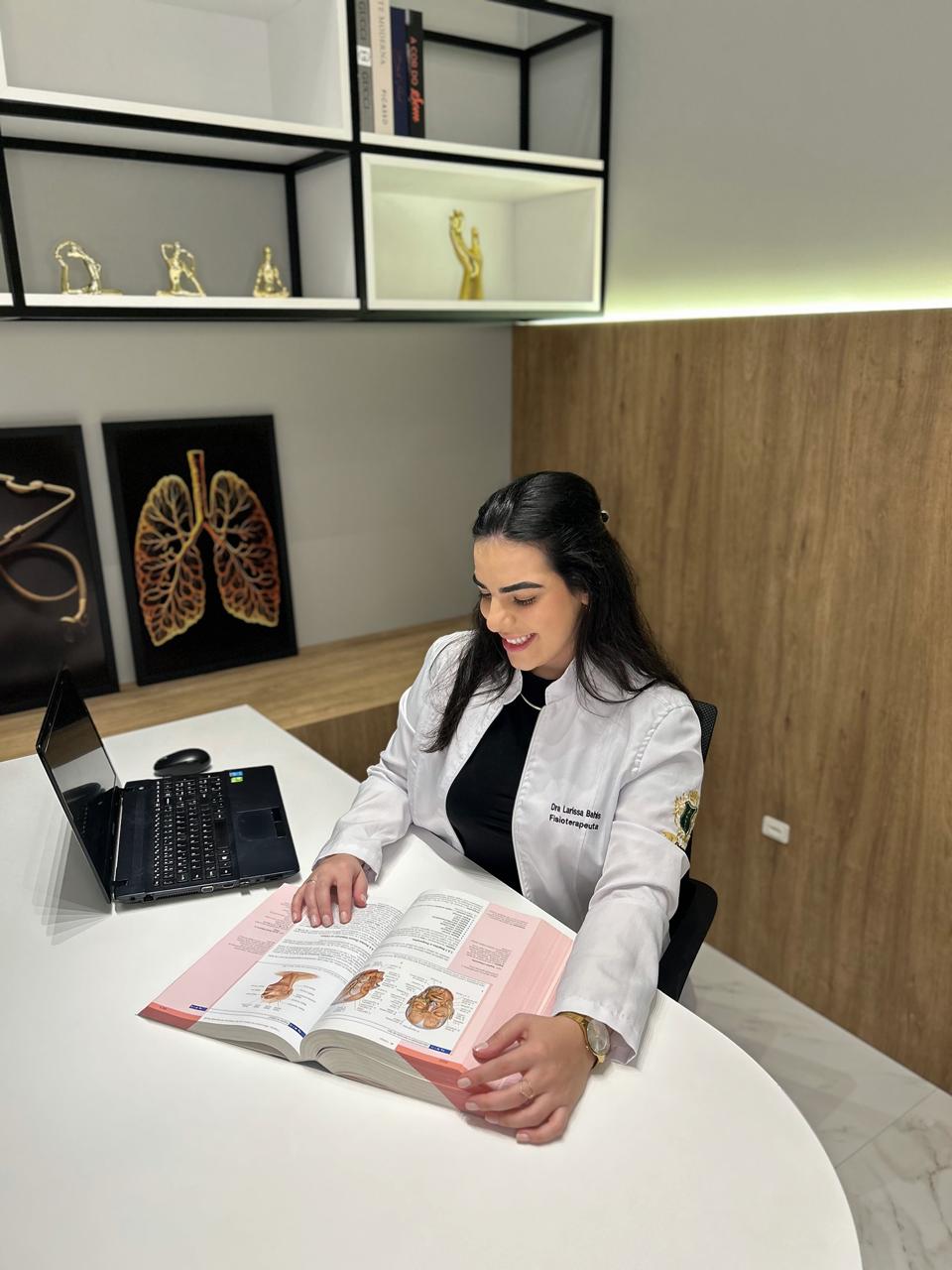 Larissa em seu espaço de atendimento